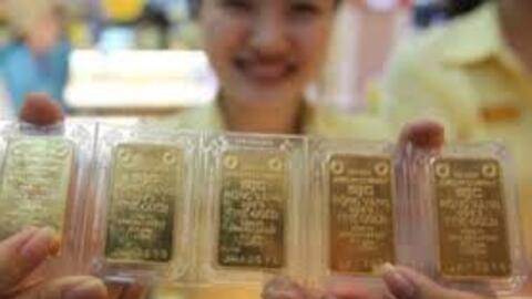 Giá vàng vọt lên sau tin hủy đấu thầu, NHNN hạ giá tham chiếu xuống 80,7 triệu/lượng