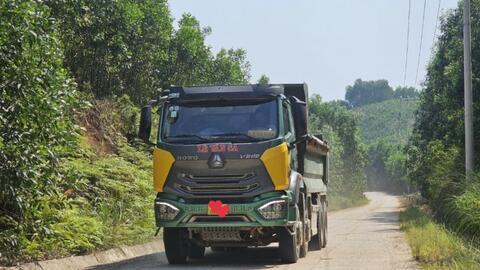 Quảng Nam: Xe ben chở khoáng sản "đại náo" đường huyện