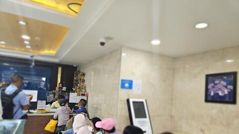 Người dân xếp hàng ngồi chờ tới giờ mua vàng miếng