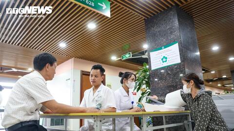 Ngày đầu BV Bạch Mai khám tới 21h, người dân không phải xếp hàng chen chúc