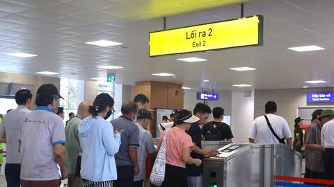 Hơn 4.670 người đã đi tàu Nhổn - Ga Hà Nội trong 2 giờ đầu tiên lăn bánh