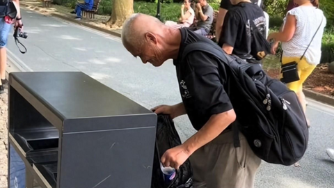 Bán 2 căn nhà cho con sang Mỹ du học, doanh nhân giàu có đến tuổi 70 lại vô gia cư, phải đi nhặt phế liệu: Nguyên nhân khiến ai cũng xót xa