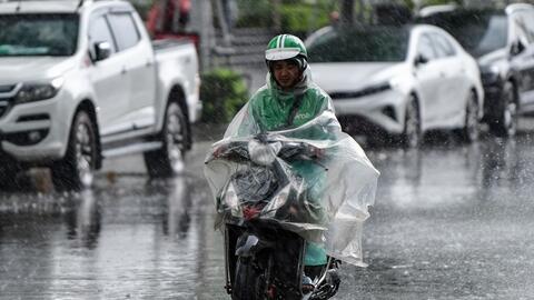 Bắc Bộ có mưa rào và dông, Trung Bộ nắng nóng gay gắt