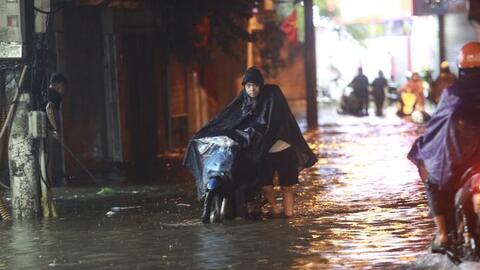 Nhiều khu vực ở Hà Nội mưa rất lớn, hiếm gặp