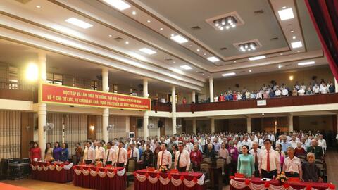 Phó Bí thư Thành uỷ Hà Nội Nguyễn Văn Phong trao Huy hiệu Đảng tại Sơn Tây