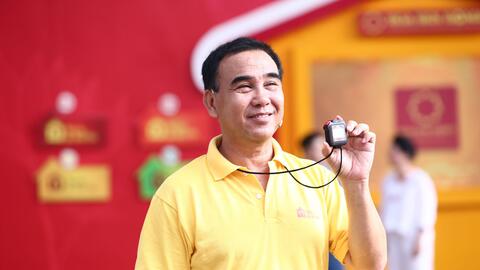 Phản bác thông tin "vay nợ chồng chất", cuộc sống của vợ chồng MC Quyền Linh và 2 con gái hiện thế nào?