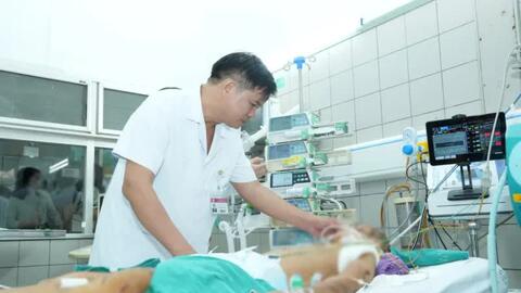 Bé gái trong vụ lũ quét tại bản Làng Nủ: Vẫn còn bùn, đất trong phổi