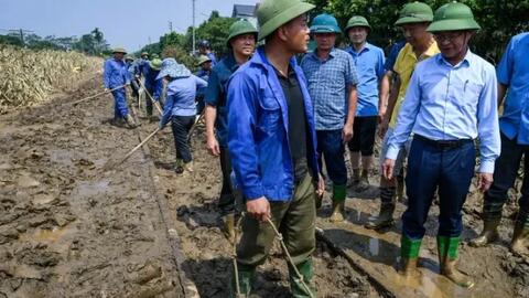 Thông tuyến đường sắt Yên Viên - Lào Cai, chở hàng cứu trợ tới vùng lũ
