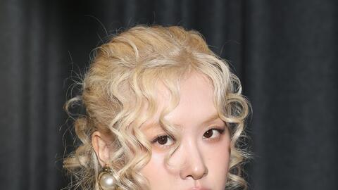 Rosé sexy chưa từng thấy, hút hết spotlight với vibe đậm chất đại minh tinh tại Tuần lễ Thời trang