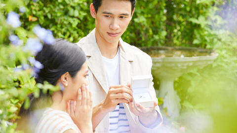 Nhận được món quà bất ngờ từ bạn trai, mở ra xem thấy nhẫn kim cương gần 50 triệu, tôi chua xót nghĩ đến gia đình anh