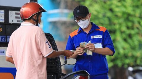 Xăng RON95 giảm nhẹ, về dưới 21.000 đồng/lít