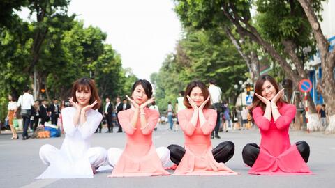 Người trẻ xúng xính check-in cùng Tháng Áo dài Hà Nội