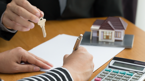 Vay ngân hàng để mua nhà: Người vay sẽ phải trả những khoản phí nào?