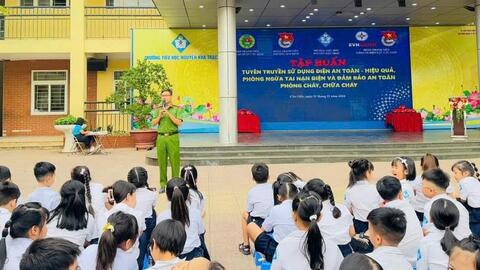 Bạn trẻ cùng nhau phổ biến về phòng cháy chữa cháy