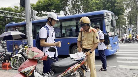 Người chưa đủ 18 tuổi điều khiển xe máy bị xử phạt thế nào theo Nghị định 168?
