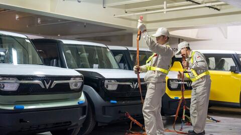 Hàng nghìn xe vừa xuất bến tới nước sát Việt Nam, bộ trưởng nước này hé lộ kế hoạch tỷ đô của VinFast