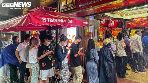 Giá vàng tuột mốc 100 triệu đồng/lượng, nhiều người liền "tranh thủ" đi mua