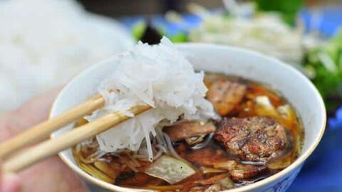 Cụ bà Nhật Bản lần đầu ăn bún chả Việt Nam, thốt lên 6 từ khiến 500.000 người thích thú