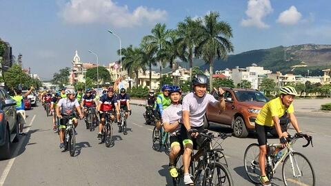 Đạp xe đạp hữu nghị qua biên giới Việt - Trung