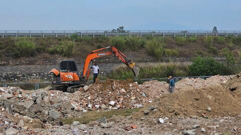 Doanh nghiệp ồ ạt tuồn chất thải vào vùng giáp ranh Quảng Nam