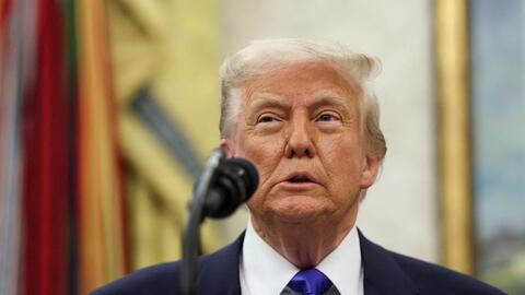 Dow Jones tăng gần 600 điểm, Bitcoin vượt 100,000 USD sau tin vui về thỏa  thuận Mỹ-Anh