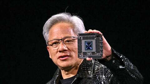 CEO NVIDIA khẳng định không tuồn chip AI sang Trung Quốc: “Hệ thống nặng 2 tấn, ai mà giấu được vào balo?”