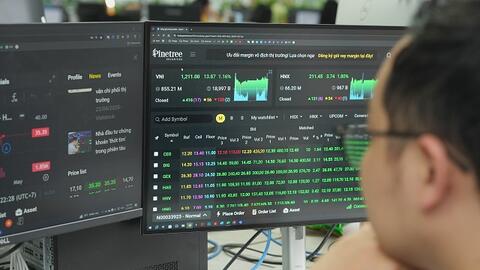 Thị trường biến động: Giữ tiền, bắt đáy hay chờ thời?