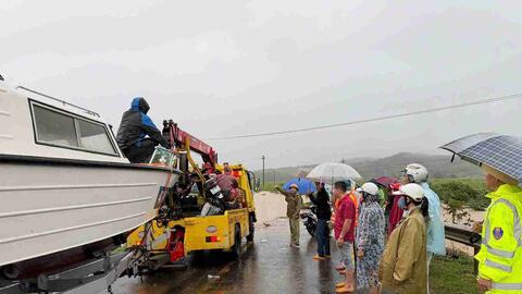 Mưa lũ gây ngập đến nóc nhà, người già ở Đắk Lắk được sơ tán khẩn cấp
