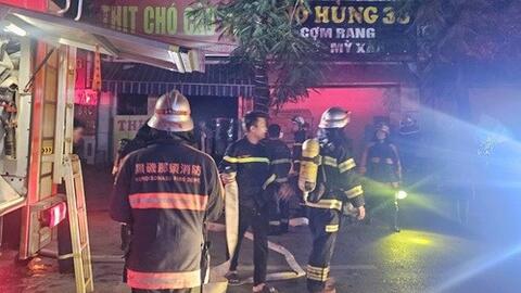 Công an Hà Nội giải cứu 5 người thoát khỏi vụ cháy lúc rạng sáng