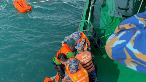 Kịp thời cứu 2 người trên tàu chở vật liệu bị chìm ở vùng biển Phú Quốc