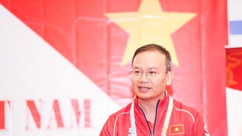 Bộ trưởng Bộ VHTTDL động viên và thưởng nóng cho Đoàn thể thao Việt Nam