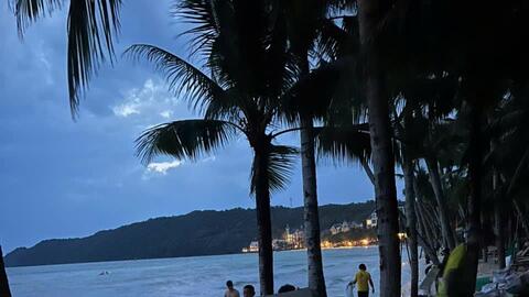 Phú Quốc cấp tập hàng giờ ra quân làm sạch bãi biển mùa gió chướng