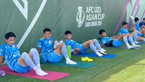 HLV Kim Sang-sik chia sẻ câu chuyện chiếc áo đen may mắn