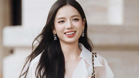 Hạ Anh "Mưa đỏ" sở hữu mẫu túi hàng hiệu kinh điển của Chanel