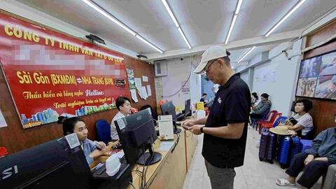 Xe khách Tết hết vé, xe ngoài bến tăng giá cao