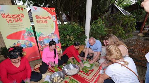 Tết cổ truyền Việt Nam hấp dẫn du khách quốc tế