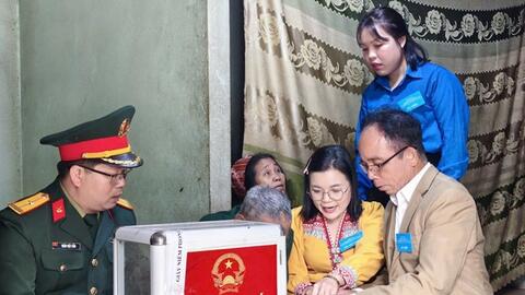 Cán bộ mang hòm phiếu đến tận nhà những cử tri không thể đi lại ở vùng cao Nghệ An