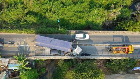 Va chạm giao thông ở cửa ngõ phía Đông TPHCM, giao thông ùn ứ kéo dài