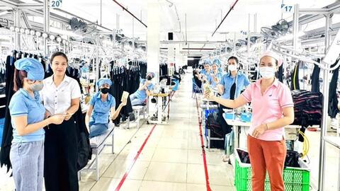 Doanh nghiệp hỗ trợ tiền xăng giúp công nhân bớt áp lực