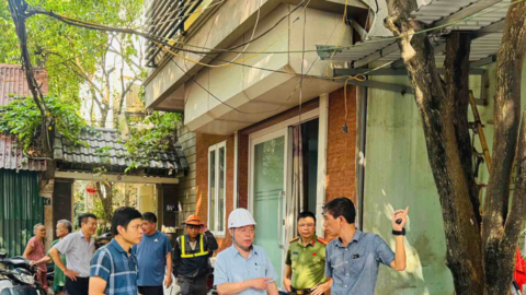 Cao điểm giải phóng mặt bằng Vành đai 2,5, dân quân hỗ trợ người dân di dời tài sản