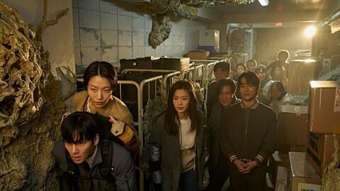 Phim của Jun Ji Hyun, Ji Chang Wook tiếp tục phá kỷ lục phòng vé