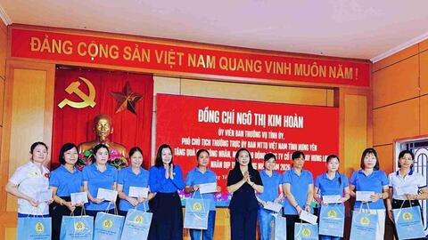 Công đoàn Hưng Yên trao quà tới 50 công nhân lao động May Hưng Long II