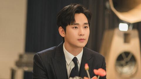 Kim Soo Hyun quay quảng cáo thời trang sau 1 năm vướng ồn ào