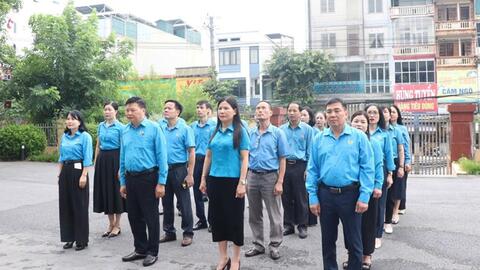 Liên đoàn Lao động tỉnh Lào Cai sinh hoạt tư tưởng dưới cờ định kỳ hàng tháng