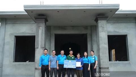 Công đoàn Bảo Thắng trao nhà Mái ấm Công đoàn cho đoàn viên khó khăn