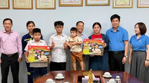 Trao học bổng cho con đoàn viên vùng sâu, vùng xa ở Quảng Trị