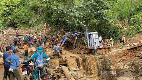 Đường vào xã xa nhất Lào Cai vẫn chia cắt, tiếp tế phải đi qua Lai Châu