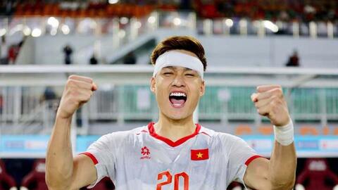 Bùi Hoàng Việt Anh khâu vết thương sau trận thắng Indonesia