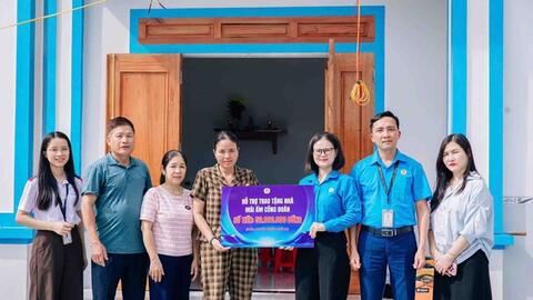 Trao hỗ trợ "Mái ấm Công đoàn" cho đoàn viên có hoàn cảnh khó khăn tại Nghệ An