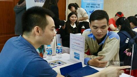 Lao động trung niên tìm cơ hội mới trước làn sóng công nghệ